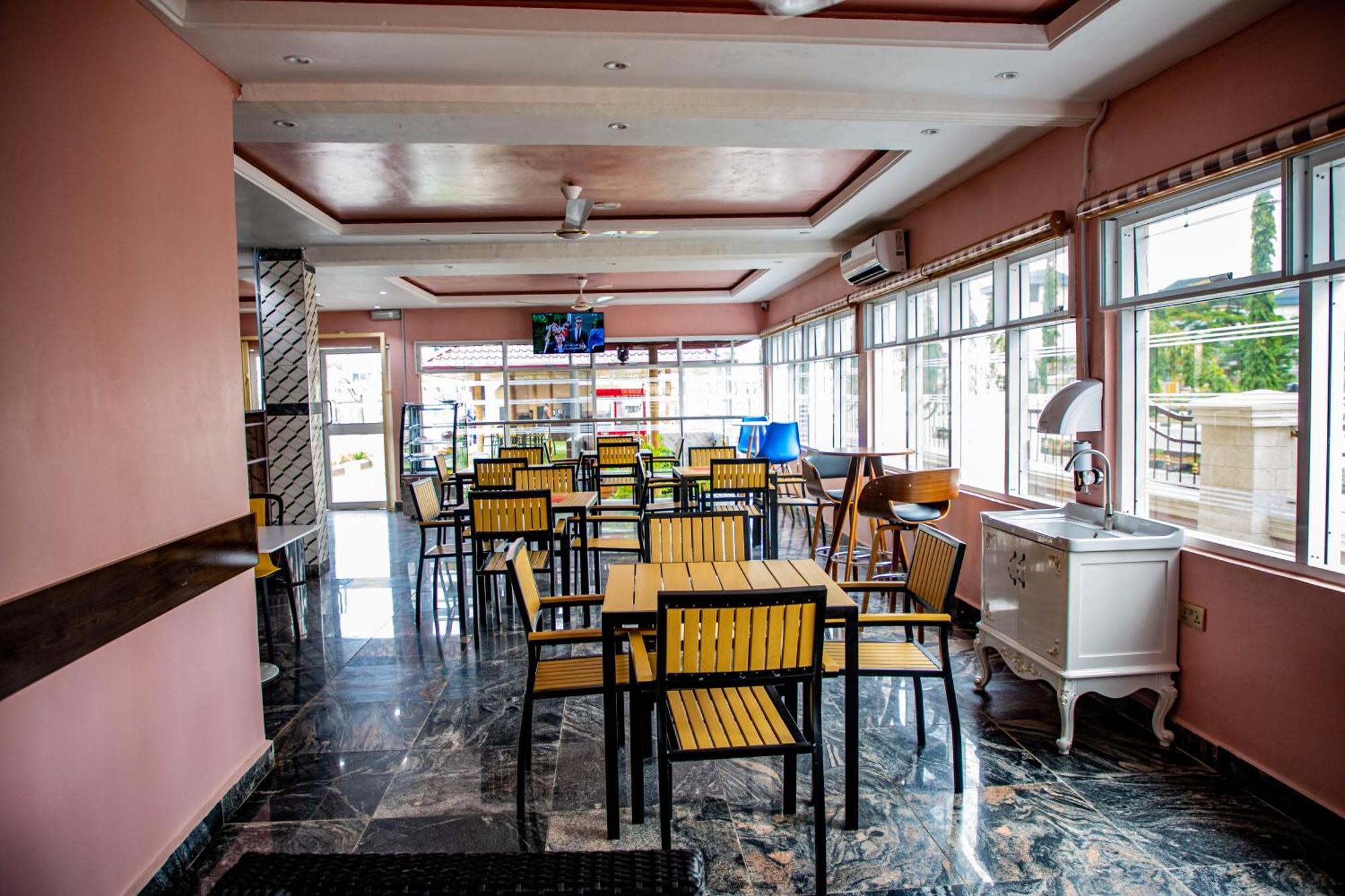 Villa Hilton Hotels Uyo Exterior photo